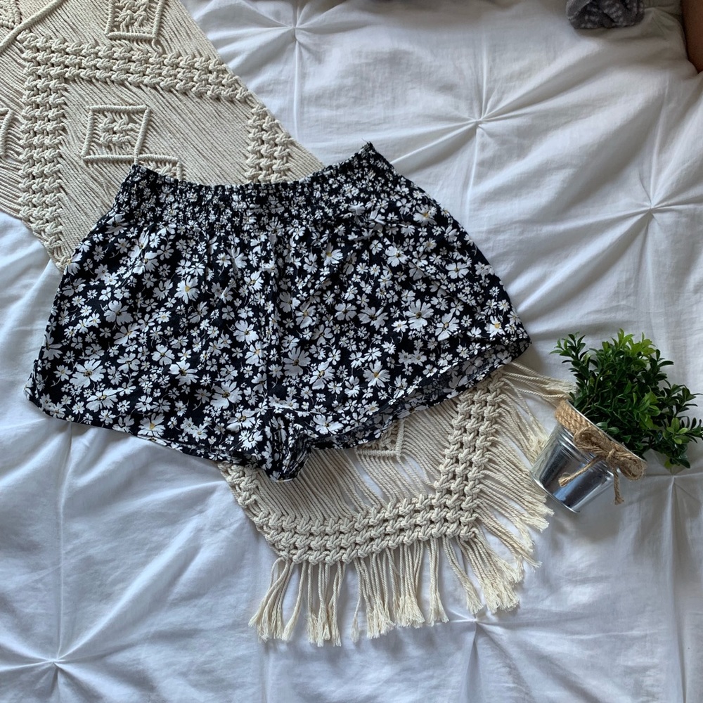 Daisy Floral Flowy Shorts 🌼